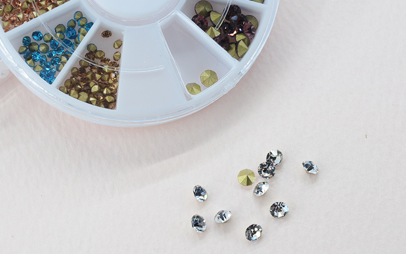 feat-v-cut-rhinestone-set2.jpg