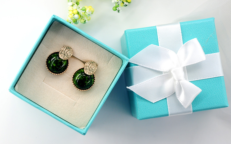 stone-earing2.jpg
